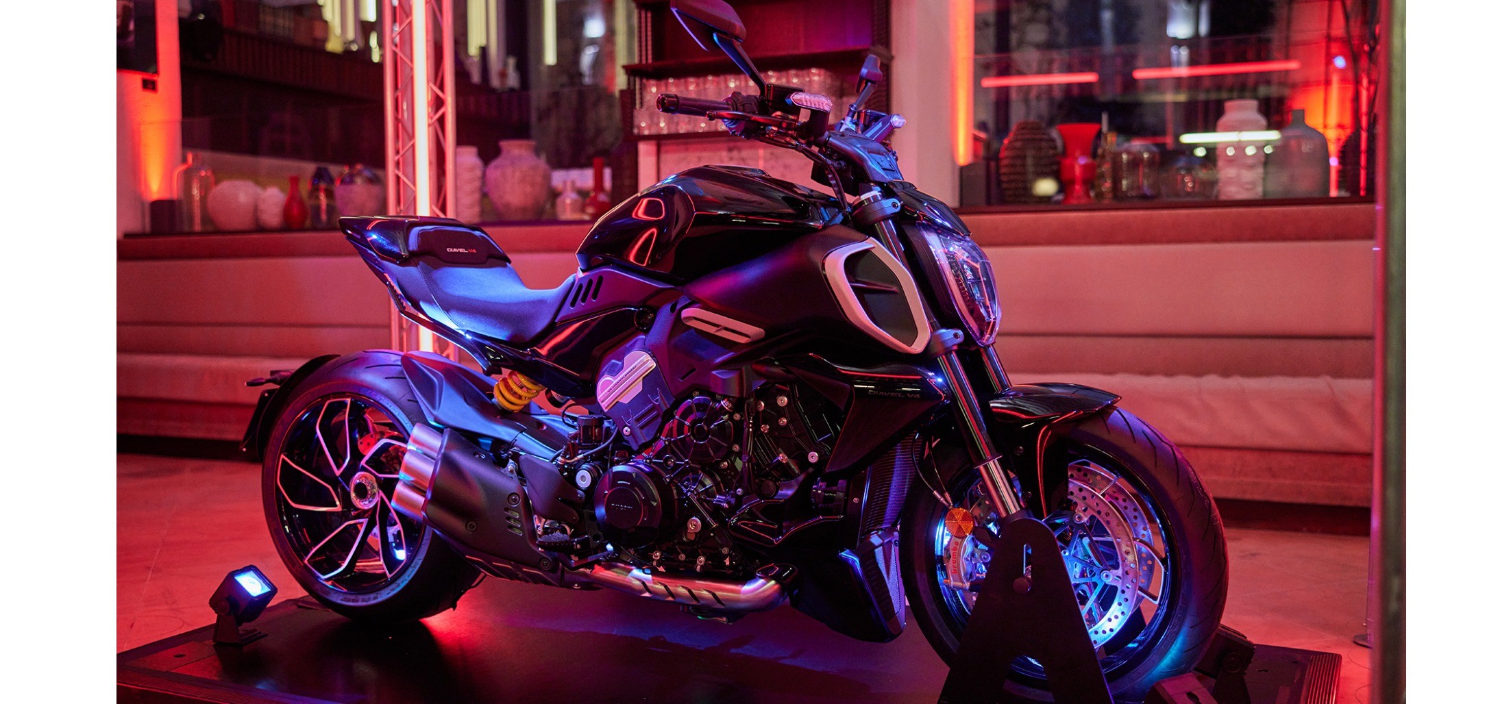 Ducati design stars around the world with the "Diavel V4 Design Nights"